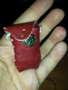 talismano: piccolo sacchetto di medicina 