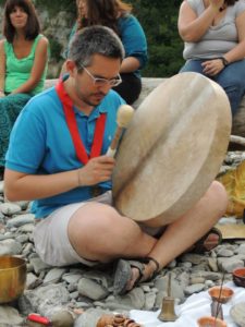 suonando il tamburo